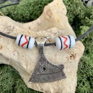 Axt von Perun Silber mit Glasperlen
